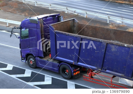 スクラップ運搬車両 136979890