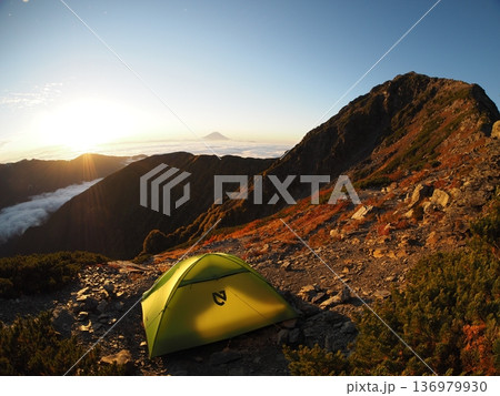 朝日に照らされる山 北岳 朝日に照らされる山 北岳 136979930