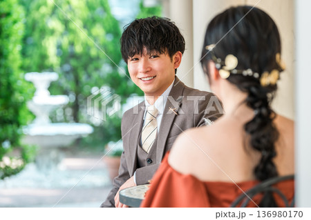 椅子に座るカラードレスのカップル,夫婦,新郎新婦,ドレスアップした夫婦,富豪,富裕層 椅子に座るカラードレスのカップル,夫婦,新郎新婦,ドレスアップした夫婦,富豪,富裕層 136980170