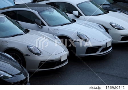 並んだドイツ製のスポーツカー 並んだドイツ製のスポーツカー 136980541