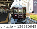 阪急塚口駅に停車する伊丹行きの車両 136980645