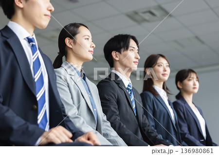 面接を受ける若者 面接を受ける若者 136980861