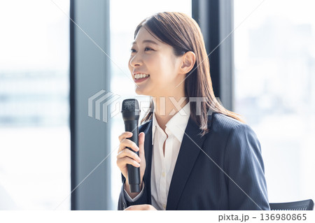 セミナーで話す女性 セミナーで話す女性 136980865