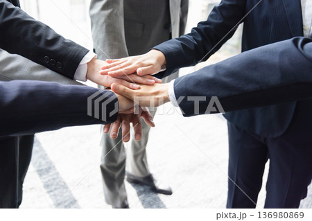 ビジネス チーム 団結 ビジネス チーム 団結 136980869