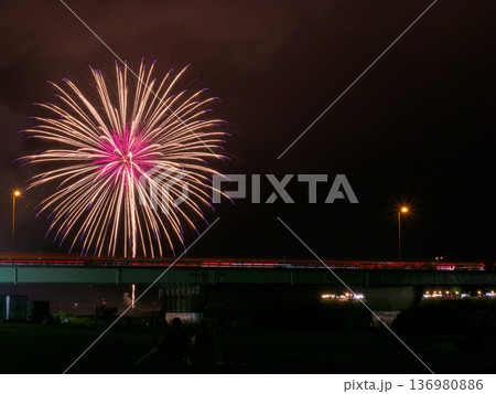 伊勢の花火で本格的な夏が始まる 136980886