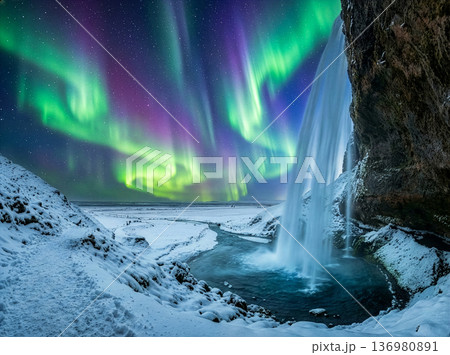 オーロラ鑑賞、自然現象を独り占め、オーロラの姿、神秘的な景色、世界、ダンス、旅、する 136980891