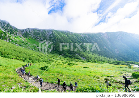 宝剣岳　千畳敷カールの絶景 136980950