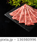 黒毛和牛、肉、すき焼き、しゃぶしゃぶ、焼肉 136980996