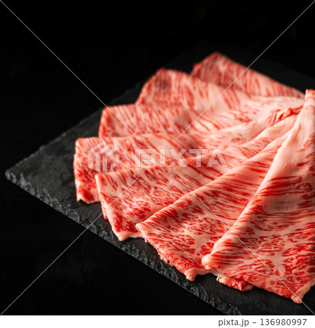 黒毛和牛、肉、すき焼き、しゃぶしゃぶ、焼肉 136980997