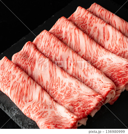 黒毛和牛、肉、すき焼き、しゃぶしゃぶ、焼肉 136980999