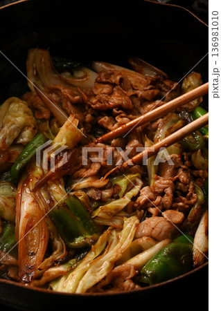 回鍋肉を作っている様子 回鍋肉を作っている様子 136981010