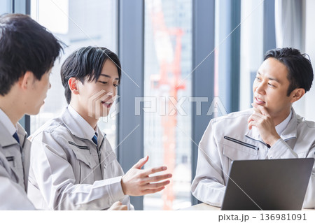 打ち合わせをするエンジニア 打ち合わせをするエンジニア 136981091