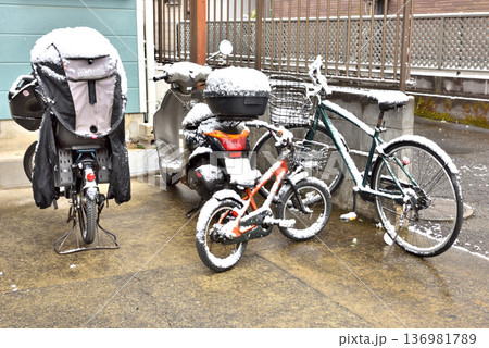 住宅の駐輪場に降り積もる雪 住宅の駐輪場に降り積もる雪 136981789