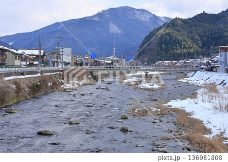 智頭宿を流れる千代川　8 136981808