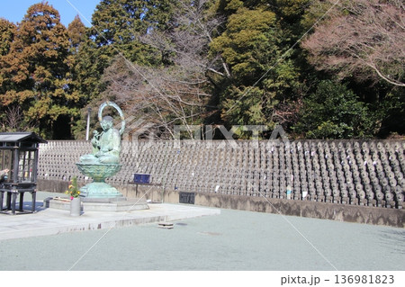 福岡県宗像市の鎮国寺の水子地蔵尊 136981823
