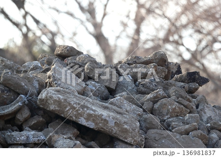 解体工事現場で山積みのコンクリートガラ 136981837
