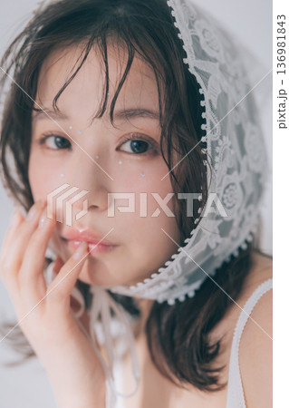 バレエコアファッションの女性 136981843