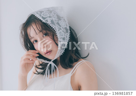 バレエコアファッションの女性 136981857