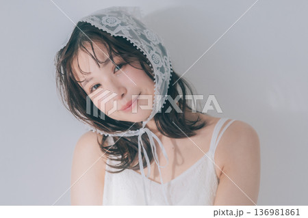 バレエコアファッションの女性 136981861