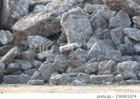 解体工事現場で山積みのコンクリートガラ 解体工事現場で山積みのコンクリートガラ 136981874