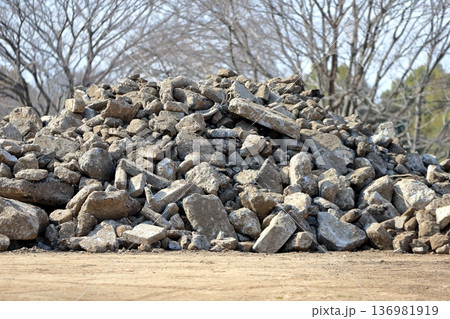 解体工事現場で山積みのコンクリートガラ 解体工事現場で山積みのコンクリートガラ 136981919