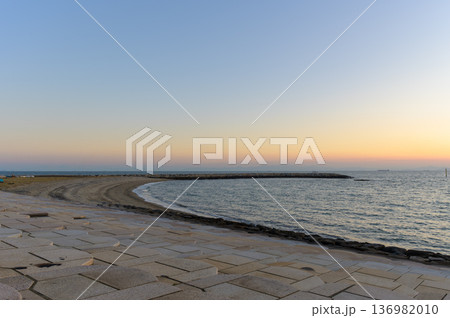 山口県 焼野海岸の美しい夕焼け風景 136982010