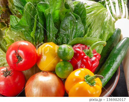 種類豊富な新鮮野菜のサラダ。ヘルシーな食事と食育、ダイエットのイメージ素材 136982017