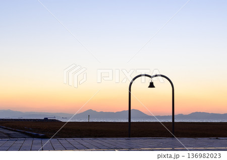 山口県 焼野海岸の美しい夕焼け風景 136982023