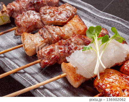 炭火の香りが食欲をそそる、タレがたっぷりと絡んだ焼きたての「やきとん」。ジューシーな肉質と香ばしさが 炭火の香りが食欲をそそる、タレがたっぷりと絡んだ焼きたての「やきとん」。ジューシーな肉質と香ばしさが 136982062