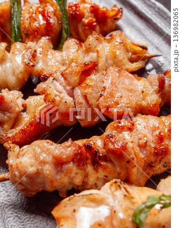 日本の居酒屋グルメ、香ばしく焼き上げた「やきとん」。ジューシーな豚肉の串焼き料理 136982065