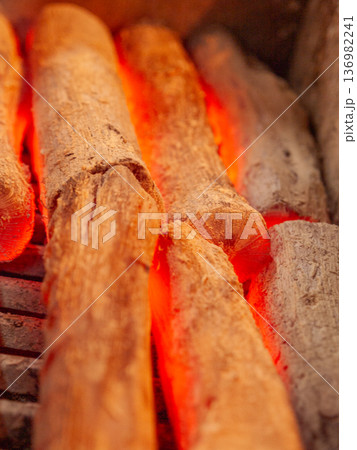 焼き鳥屋のこだわり、赤く燃える炭火。シズル感を演出する熱々の備長炭と炭火焼きのイメージ素材 焼き鳥屋のこだわり、赤く燃える炭火。シズル感を演出する熱々の備長炭と炭火焼きのイメージ素材 136982241