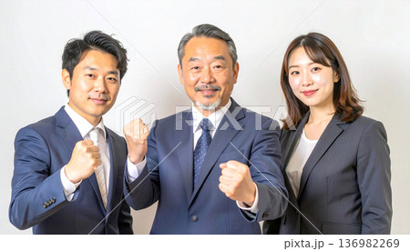 頑張る中小企業の社長と若手社員 136982269