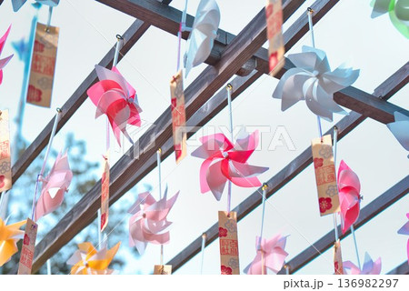 東かがわ市の白鳥神社の風車 136982297
