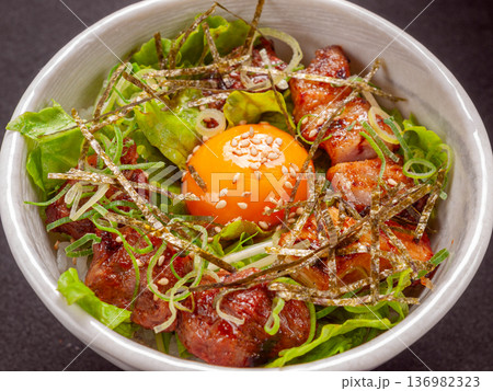 特製タレが絡む絶品やきとん丼。とろける卵黄と香ばしい豚串が調和する、専門店のこだわりが詰まった至高の 136982323