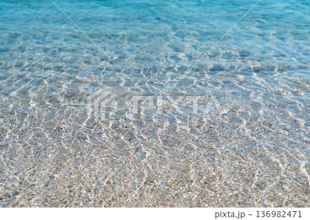 クリスタルのように透き通る浅瀬の海水。砂の模様までくっきりと見える透明感あふれるビーチ クリスタルのように透き通る浅瀬の海水。砂の模様までくっきりと見える透明感あふれるビーチ 136982471