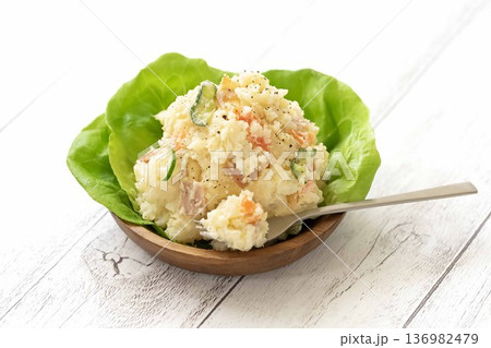 木皿に乗せたポテトサラダ サラダ菜添え 木皿に乗せたポテトサラダ サラダ菜添え 136982479