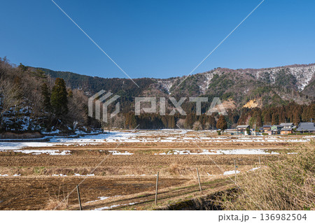 奥琵琶湖の残雪の農村風景　滋賀県長浜市永原 136982504