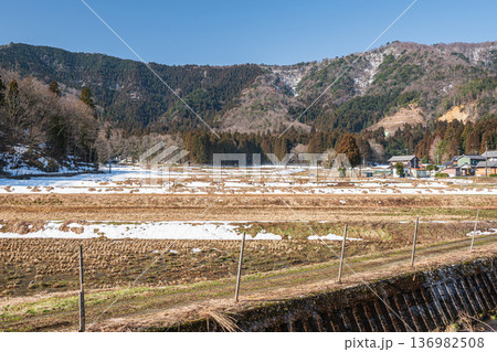 奥琵琶湖の残雪の農村風景　滋賀県長浜市永原 136982508