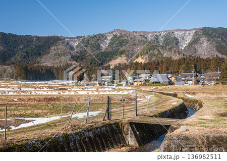 奥琵琶湖の残雪の農村風景 滋賀県長浜市永原 奥琵琶湖の残雪の農村風景 滋賀県長浜市永原 136982511