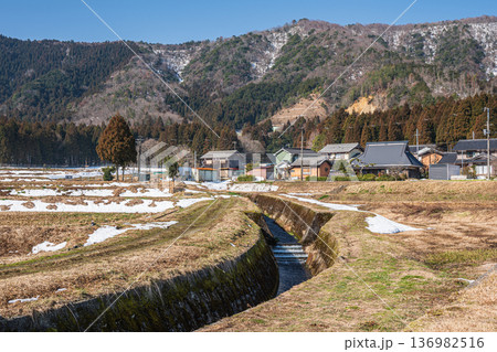奥琵琶湖の残雪の農村風景　滋賀県長浜市永原 136982516
