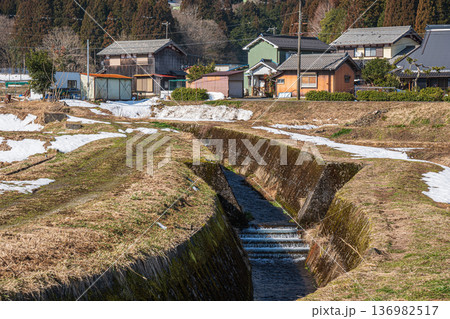 奥琵琶湖の残雪の農村風景　滋賀県長浜市永原 136982517