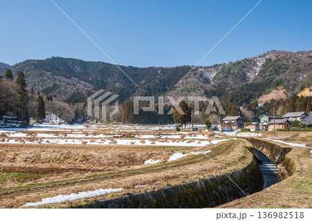 奥琵琶湖の残雪の農村風景　滋賀県長浜市永原 136982518