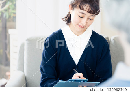 利用者と話すケアマネージャーの女性 136982540