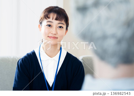 利用者と話すケアマネージャーの女性 利用者と話すケアマネージャーの女性 136982543