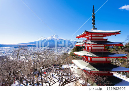 富士山と雪に包まれた富士吉田の街並 Feb.2026 富士山と雪に包まれた富士吉田の街並 Feb.2026 136982605
