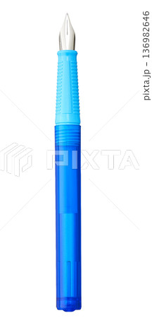 白背景に切り抜かれた青いスケルトンボディの万年筆 白背景に切り抜かれた青いスケルトンボディの万年筆 136982646