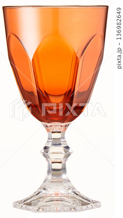 白背景に切り抜かれたアンバーカラーの装飾的な脚付きグラス・ゴブレット 136982649
