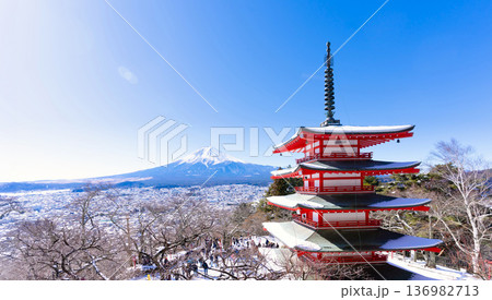冬の富士山と雪に包まれた富士吉田の街並　Feb.2026 136982713