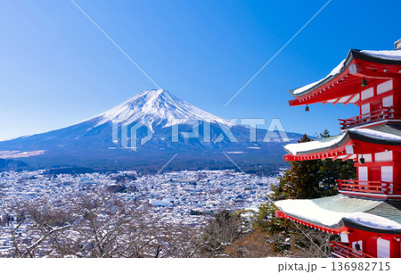 冬の富士山と雪に包まれた富士吉田の街並　Feb.2026 136982715