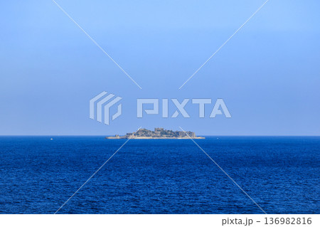 長崎市　野母崎水仙の丘から軍艦島を眺望　恐竜博物館 136982816